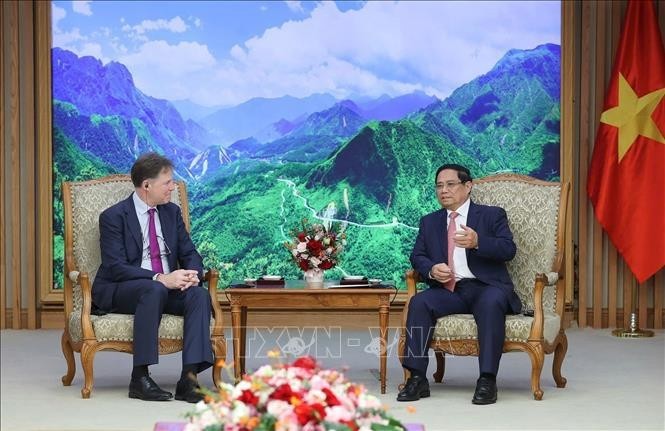 Le Premier ministre Pham Minh Chinh (droite) et Nick Clegg, président des affaires mondiales de Meta. Photo : VNA.