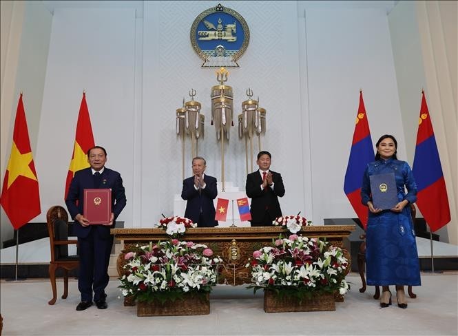 Le Secrétaire général du Parti communiste du Vietnam (PCV) et Président vietnamien, Tô Lâm (à gauche) et le président mongol Ukhnaagiin Khurelsukh lors de la cérémonie de signature des accords de coopération. Photo : VNA.