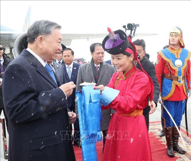 Le Secrétaire général du Parti communiste du Vietnam (PCV) et Président vietnamien, Tô Lâm, arrive en Mongolie. Photo : VNA.