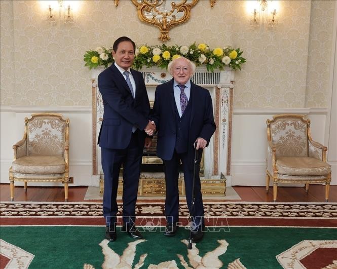 L'ambassadeur du Vietnam au Royaume-Uni et en Irlande, Dô Minh Hung (gauche) et le président irlandais Michael D. Higgins. Photo : VNA.