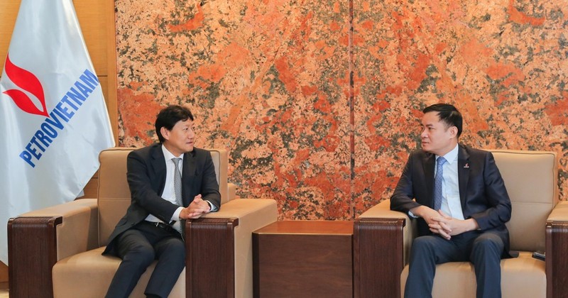 Le directeur général du groupe national gazo-pétrolier du Vietnam (Petrovietnam - PVN), Lê Ngoc Son (droite), et le président et directeur général de la société japonaise d'exploration et de production pétrolière Mitsui (MOECO), Harada Hidenori. Photo : petrotimes.vn