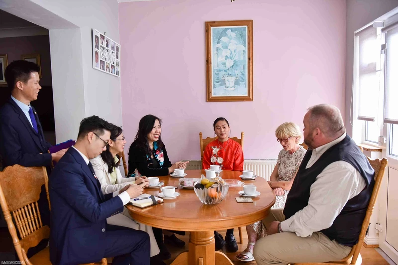 La vice-ministre des Affaires étrangères et présidente du Comité d’État pour les Vietnamiens de l’étranger, Lê Thi Thu Hang, rend visite à la famille de Eamon McMullen. Photo: baoquocte.vn