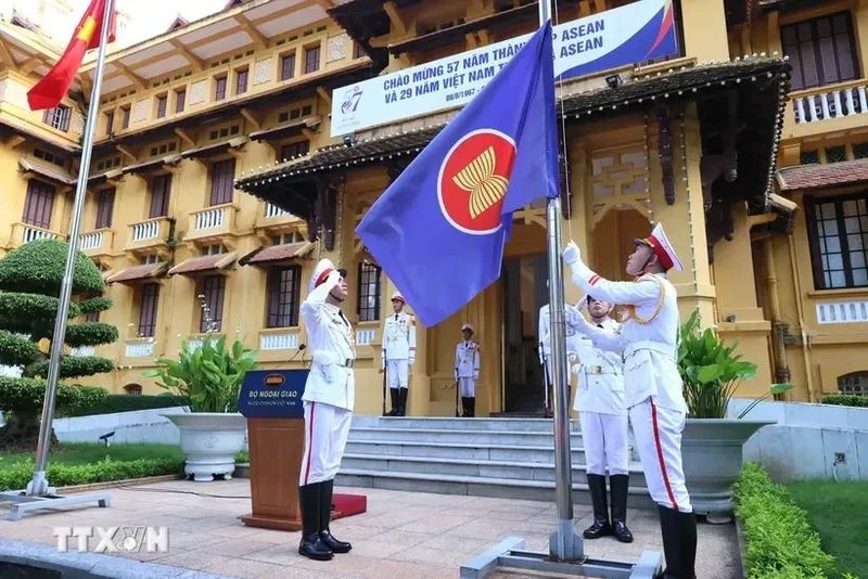 Lors d'une cérémonie de hissage du drapeau de l'ASEAN. Photo : VNA.