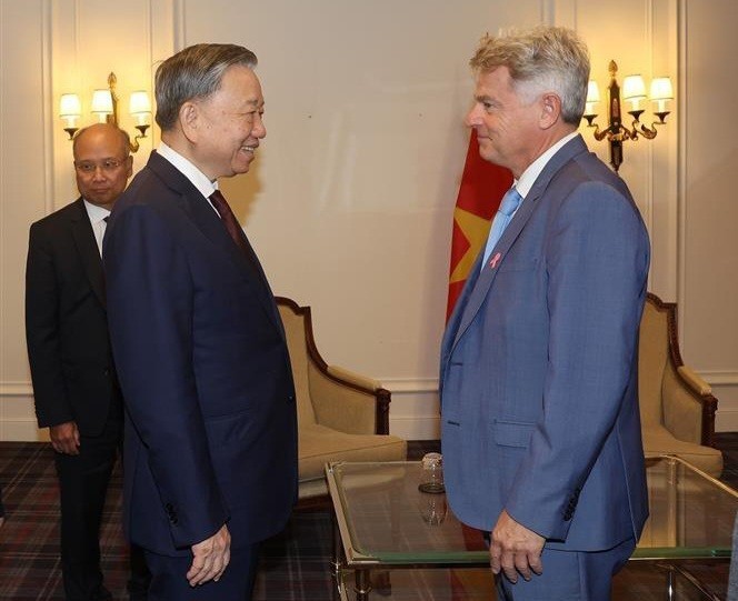 Le Secrétaire général du Parti communiste du Vietnam (PCV) et Président vietnamien, Tô Lâm (gauche), et le Secrétaire national du Parti communiste français (PCF), Fabien Roussel. Photo : VNA.