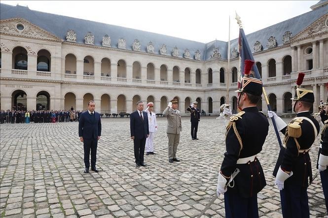 La cérémonie d'accueil du dirigeant vietnamien Tô Lâm en visite officielle en France. Photo : VNA.