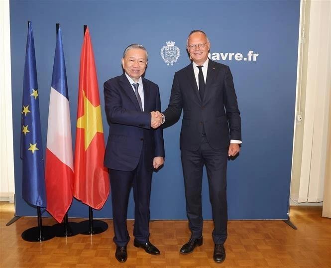 Le Secrétaire général du Parti communiste du Vietnam et Président vietnamien Tô Lâm (à gauche) rencontre le maire du Havre Édouard Philippe. Photo : VNA.