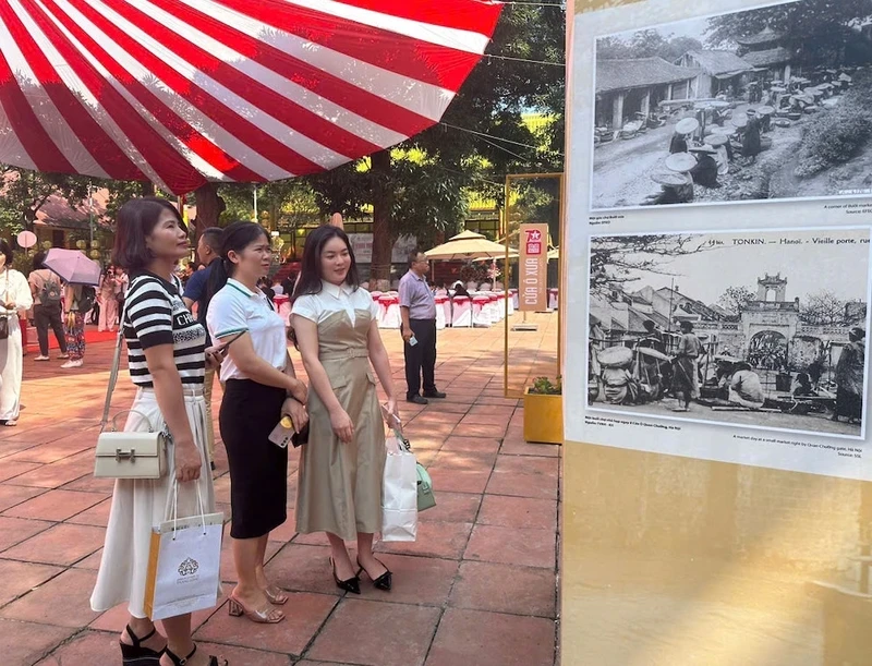 Le public découvre les anciennes portes de Hanoi. Photo : nhandan.vn