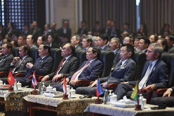 Lors de la cérémonie de clôture des Sommets de l'ASEAN à Vientiane du Laos. Photo : VNA.