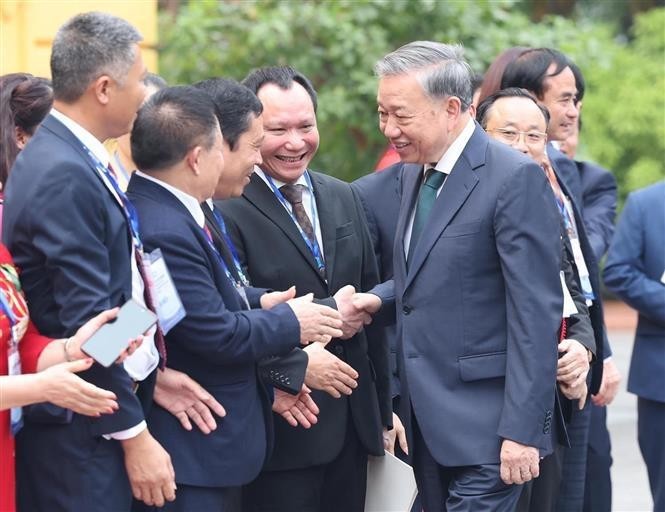 Le Secrétaire général du Parti communiste du Vietnam et Président de la République, Tô Lâm (droite) rencontre des entrepreneurs vietnamiens. Photo : VNA.