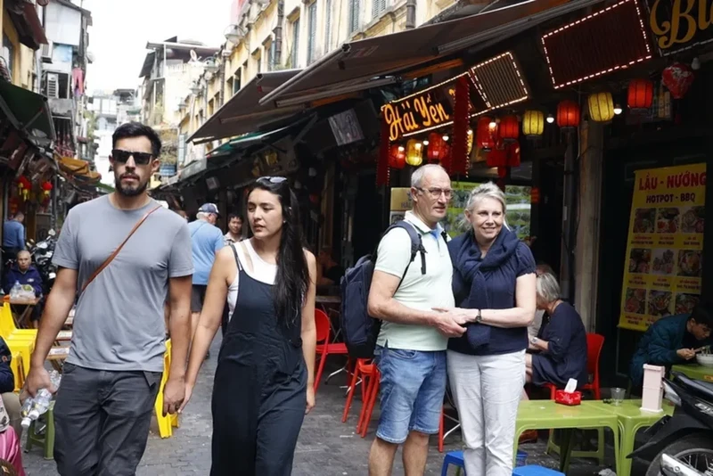 Des touristes étrangers visitant le Vieux quartier de Hanoï. Photo : VNA/CVN. 