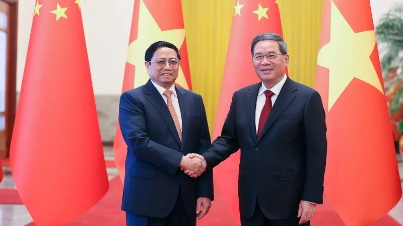 Le Premier ministre Pham Minh Chinh (à gauche) et le Premier ministre du Conseil des Affaires d’État de Chine, Li Qiang lors de leur visite en Chine en juin 2023 (à droite). Photo : VGP.