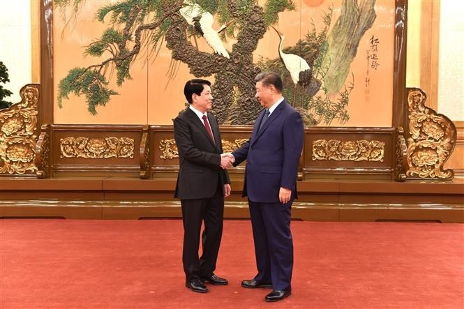 Le membre du Politburo et membre permanent du Secrétariat du Comité central du PCV Luong Cuong (à gauche) et le Secrétaire général du Comité central du PCC et Président chinois Xi Jinping. Photo : VNA.