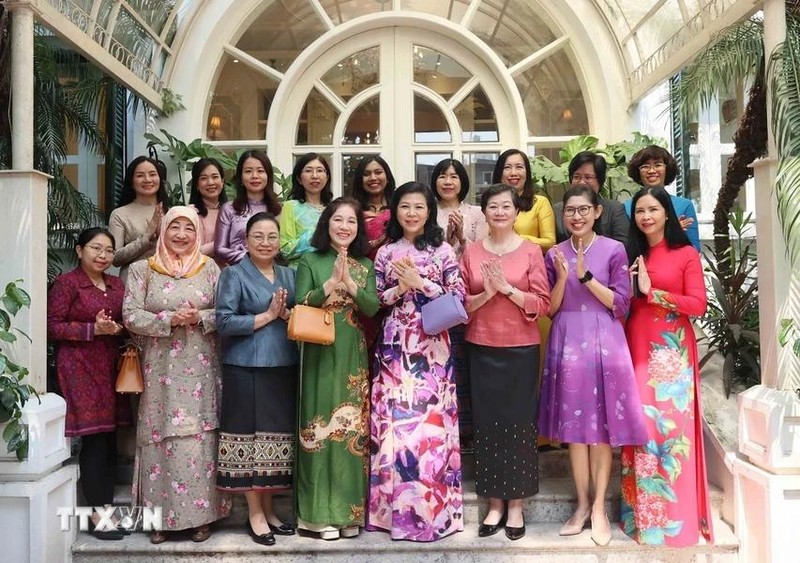 Ngô Phuong Ly, épouse du secrétaire général et Président To Lam, rencontre le comité exécutif du Groupe des femmes de la Communauté aséanienne (AWCH) et des invités. Photo : VNA.