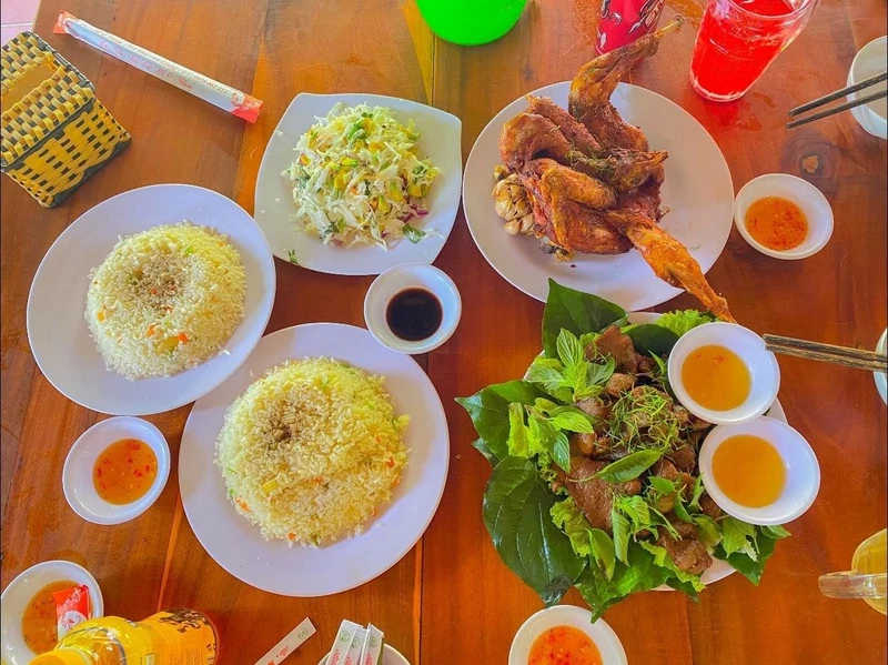 Le poulet « poulet rôti aux feuilles de combava » d'An Giang figure dans le top 100 des spécialités vietnamiennes (2020-2021). Photo : baoquocte.vn