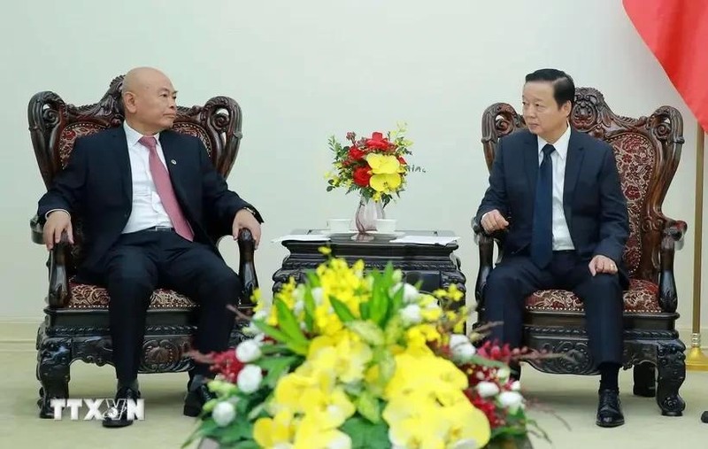 Chen Yun, président de la China Railway Corporation (CREC) et le vice-Premier ministre Trân Hông Ha (droite). Photo : VNA.