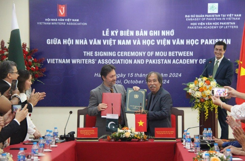 La cérémonie de signature du mémorandum de coopération entre l’Association des écrivains du Vietnam et l’Institut de littérature du Pakistan. Photo : congluan.vn