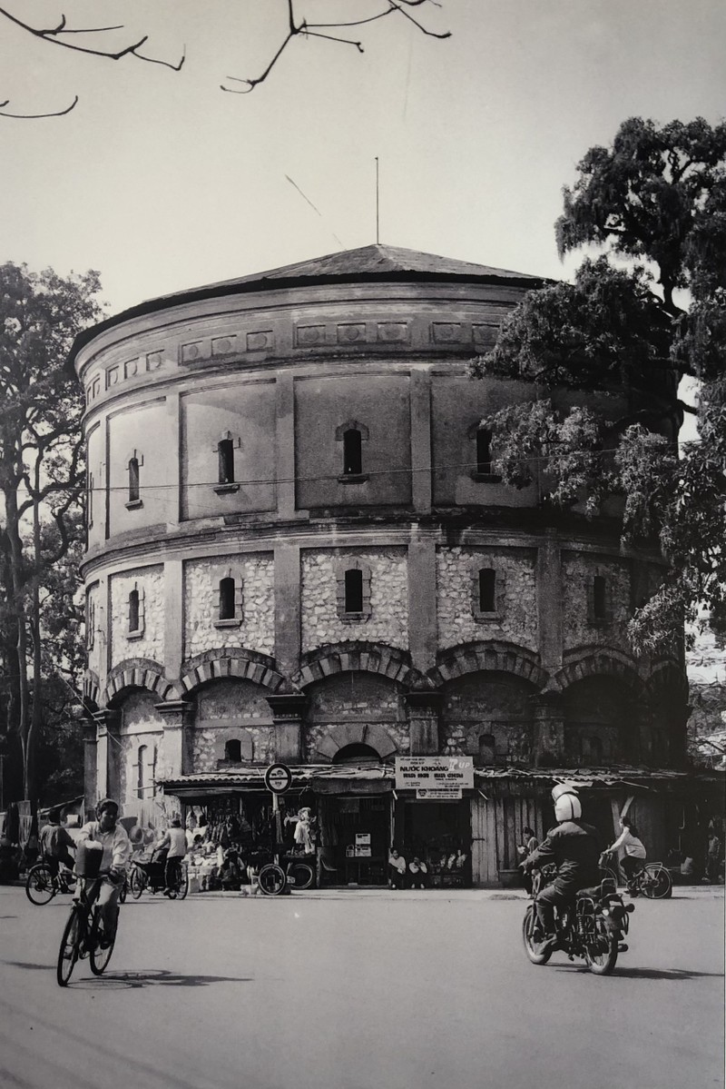 Le château d'eau de Hàng Dâu, photographié par le photographe britannique en 1992. Photo : Andy Soloman.