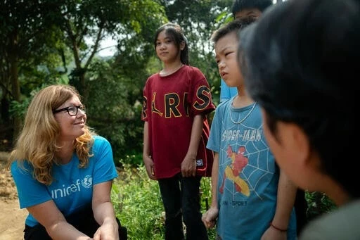 Mme Silvia Danailov, représentante en chef de l'UNICEF au Vietnam, rend visite aux enfants et aux familles touchées par la tempête Yagi à Yên Bái (au Nord du Vietnam). Photo : UNICEF.