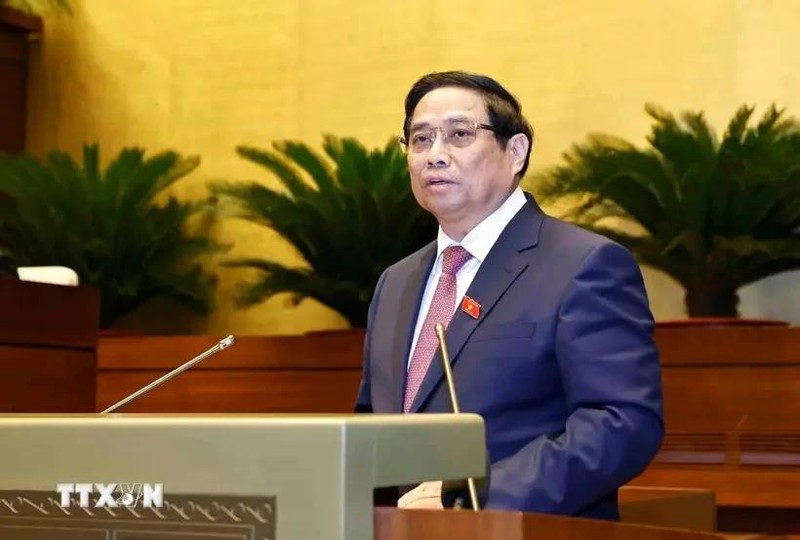 Le Premier ministre Pham Minh Chinh présente le Rapport sur les résultats de la mise en œuvre du Plan de développement socio-économique 2024 et du Plan de développement socio-économique prévu pour 2025 à l’ouverture de la 8e session de la 15e Assemblée nationale (AN). Photo : VNA.