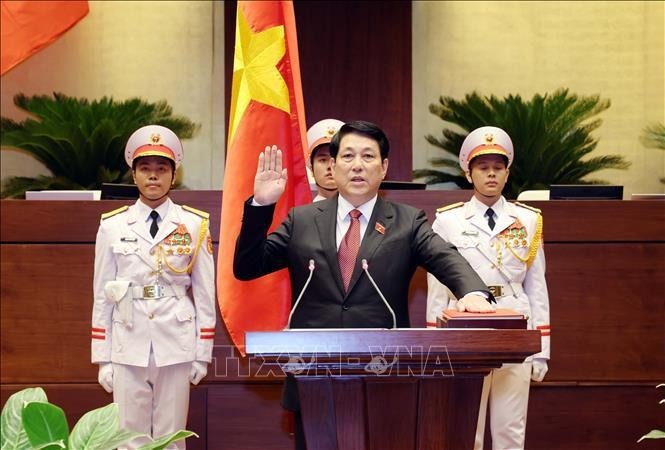 Le nouveau président Luong Cuong prête serment, à Hanoi, le 21 octobre. Photo : VNA.