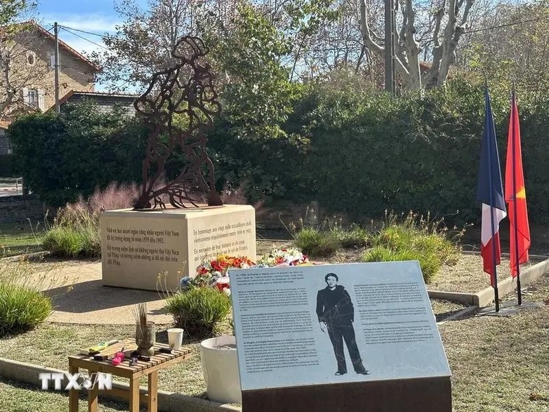 La statue de fer représentant un soldat-ouvrier honoré en deux langues : vietnamien et français. Photo : VNA.