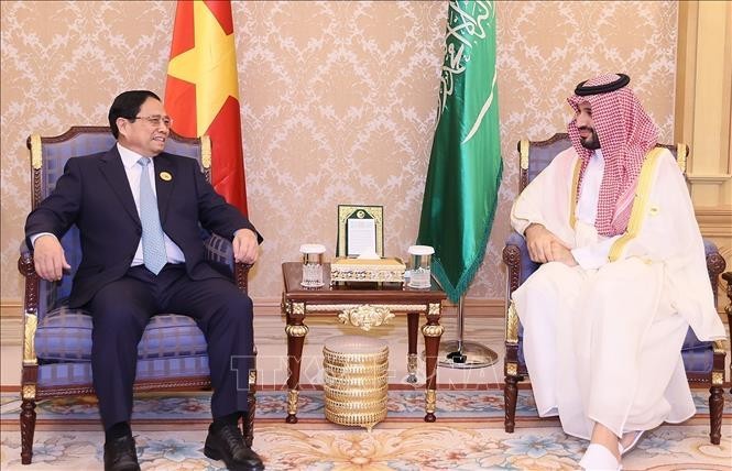 Le Premier ministre Pham Minh Chinh (gauche) et le Premier ministre et prince héritier d'Arabie saoudite Mohammad ben Salmane. Photo : VNA.