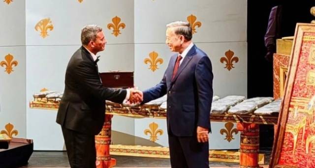 Le Secrétaire général du Parti et Président de la République Tô Lâm (à droite) a offert un lithophone au directeur de l'Opéra Royal de Versailles, Laurent Bruner (à gauche). Photo : VOV.