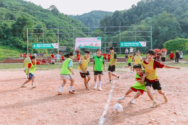 Le projet de football communautaire au Vietnam (FFAV) a remporté le prix du meilleur projet communautaire lors de la remise des prix spéciaux de l'AFC pour le football communautaire. Photo : nhandan.vn