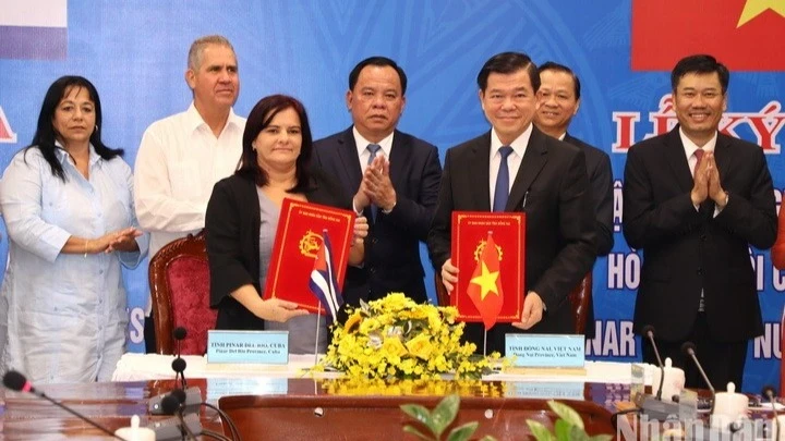 Les dirigeants des provinces de Dông Nai et de Pinar del Rio ont signé un accord de coopération. Photo : nhandan.vn