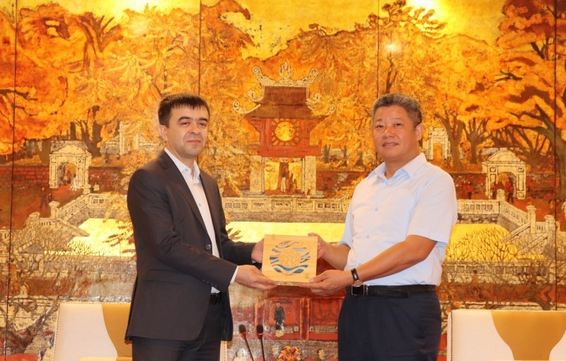 Le vice-président du Comité populaire de la ville de Hanoï, Nguyên Manh Quyên (à droite) et le président du Conseil mondial de l'artisanat pour la région Asie-Pacifique (Aziz Murtazaev). Photo : thoidai.com.vn