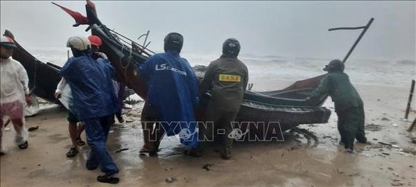 Aider des pêcheurs à protéger leurs bateaux. Photo : VNA.