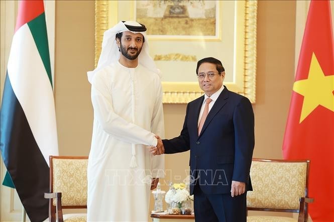 Le Premier ministre (PM) vietnamien Pham Minh et le ministre émirati de l'Économie, Abdulla bin Touq Al Marri. Photo : VNA.