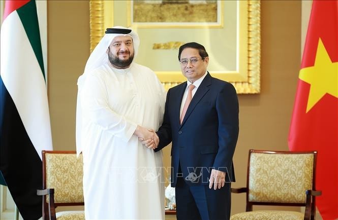 Le Premier ministre (PM) vietnamien Pham Minh Chinh (droite) et le ministre des Investissements des EAU, Mohammed Hassan al-Suwaidi. Photo : VNA.