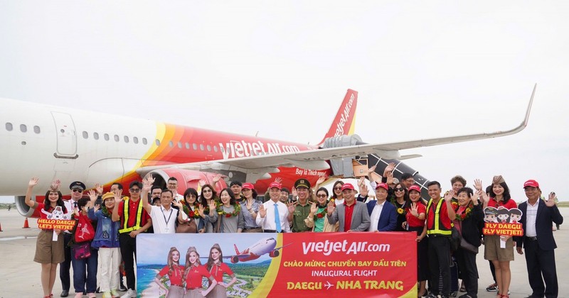 Des représentants du Département provincial du tourisme, de l'aéroport international de Cam Ranh et de Vietjet accueillent des touristes de Daegu à Cam Ranh. Photo : baokhanhhoa.vn