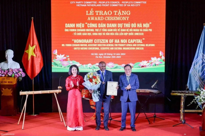 La cérémonie de remise du titre de Citoyen d'honneur de Hanoï à Firmin Edouard Matoko, Directeur général adjoint de l'UNESCO pour les relations extérieures et les priorités africaines, tenue le 25 octobre. Photo : baoquocte.vn 