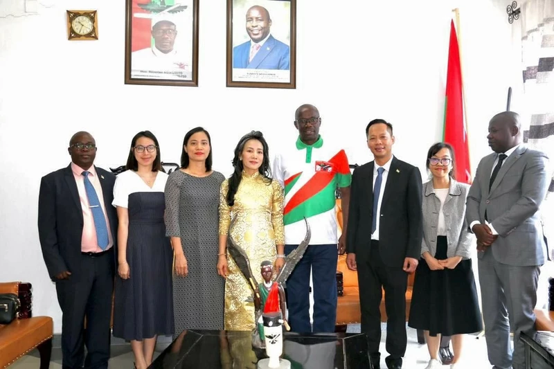  L'ambassadrice Vu Thanh Huyên a rendu une visite de courtoisie au secrétaire général du Conseil national pour la défense de la démocratie - Forces de défense de la démocratie (CNDD-FDD), Reverien Ndikuriyo. Photo : baoquocte.vn