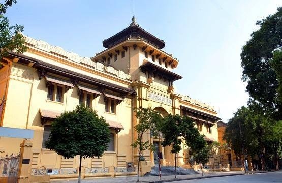 Le bâtiment de « l'Université des sciences naturelles et sociales de Hanoi », aujourd'hui Université nationale de Hanoï, conserve encore son architecture après 100 ans de construction. Photo : hanoimoi.vn