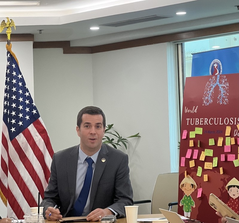 Le directeur national du Centre américain de prévention et de contrôle des maladies (CDC) au Vietnam, Eric Dziuban, lors de la table ronde avec la presse le 30 octobre. Photo : kinhtedothi.vn