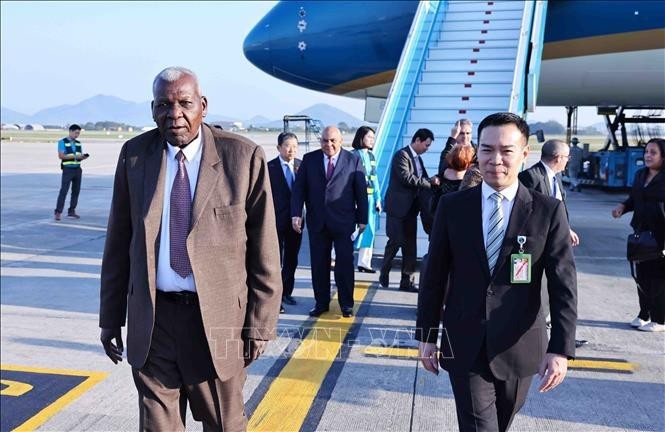 La délégation cubaine a été accueillie à l'aéroport international de Noi Bai par Vu Hai Hà, président de la Commission des relations extérieures de l'AN et Orlando Nicolás Hernández Guillén, ambassadeur de Cuba au Vietnam. Photo : VNA.