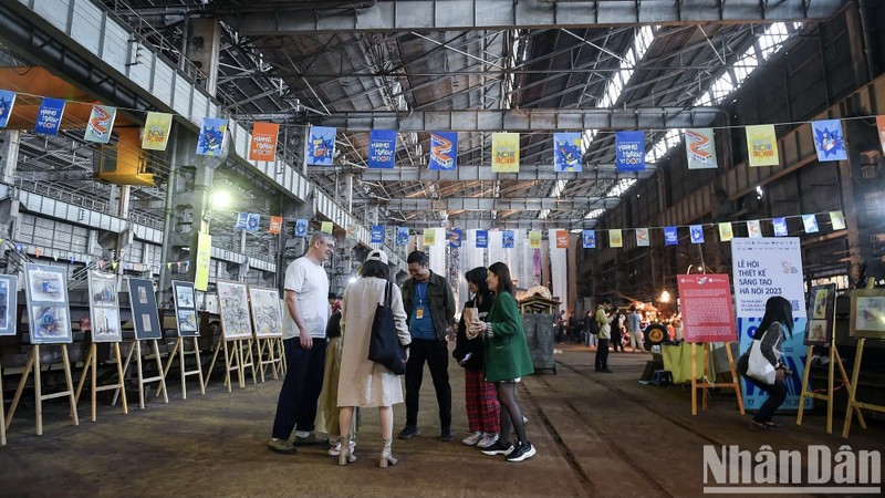 L’exhibition des œuvres de la concours du design rapide dans l’usine ferroviaire de Gia Lam. Photo : Journal Nhân Dân. 