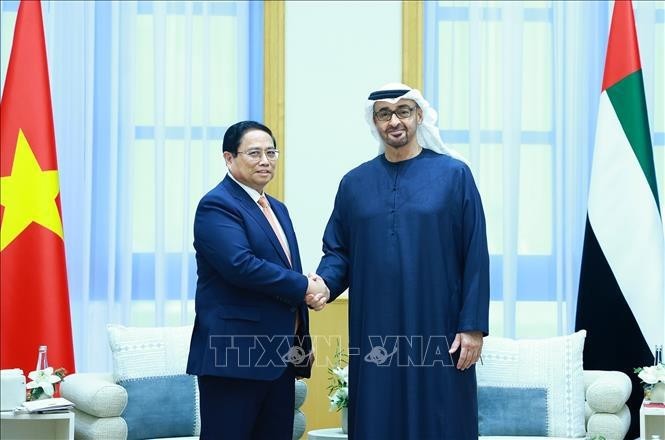 Le Premier ministre vietnamien Pham Minh Chinh (à gauche) s'entretient avec le président des Émirats arabes unis (EAU), Mohamed ben Zayed Al Nahyan. Photo : VNA.