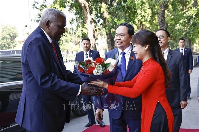 Le Président de l'AN vietnamienne Tran Thanh Man accueille le Président de l'ANPP de Cuba Esteban Lazo Hernández (gauche). Photo : VNA.