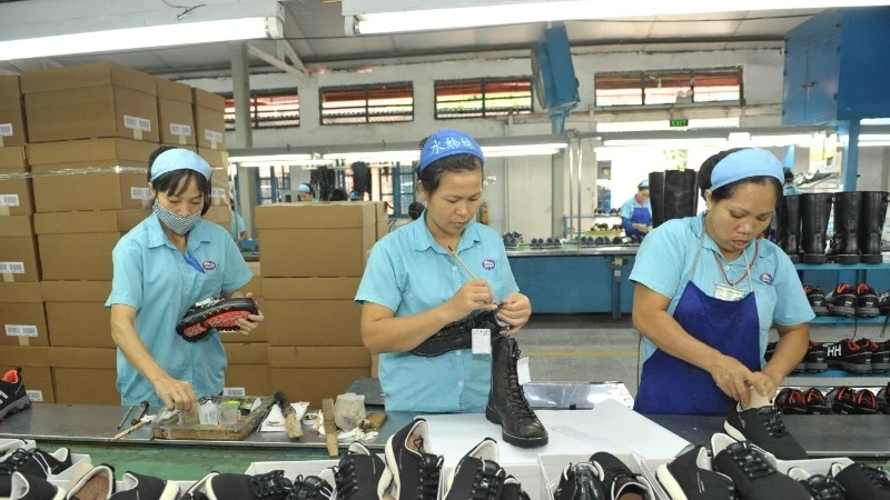 Les entreprises industrielles s'efforcent de relancer la production. Photo : nhandan.vn