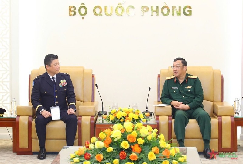 Le général de corps d'armée Pham Hoai Nam, membre du Comité central du Parti et vice-ministre de la Défense (droite) et le général de brigade Aoi Kei. Photo : qdnd.vn