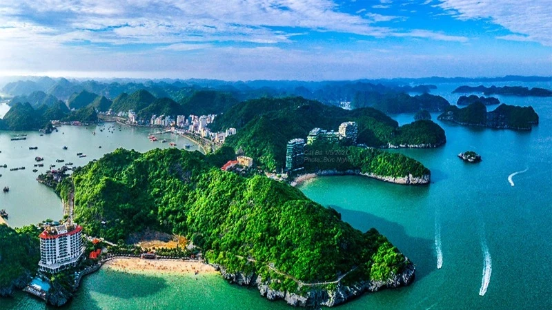 L'archipel de Cat Bà et la baie d'Ha Long sont reconnus par l'UNESCO comme patrimoine naturel mondial. Photo : nhandan.vn