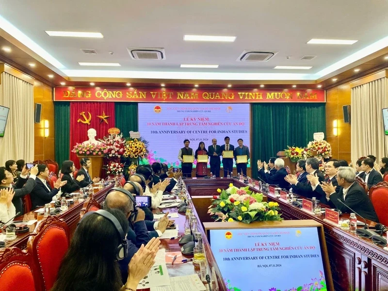 Cérémonie de remise de diplômes d'honneur et de médailles aux délégués. Photo : baoquocte.vn