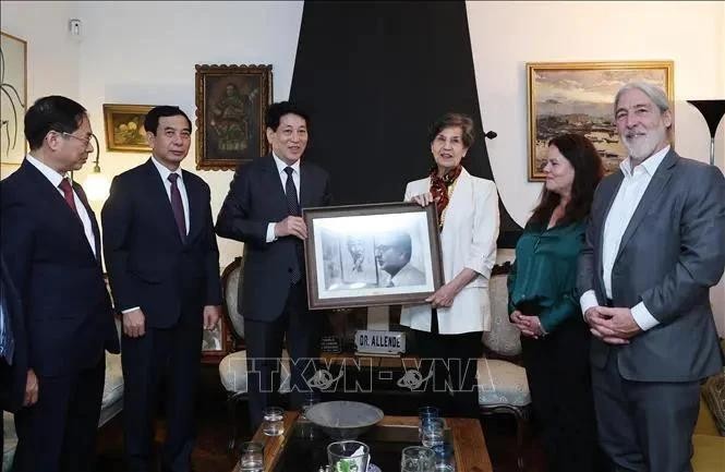 Le Président de l'Etat Luong Cuong visite la famille du défunt Président chilien. Photo : VNA.