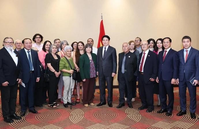 Le Président Luong Cuong et les délégués Photo : VNA.