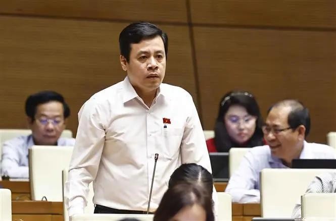 Le député Tran Anh Tuan, de Ho Chi Minh-Ville, lors de la séance dans la matinée du 11 novembre dans le cadre de la 8e session de la 15e législature de l’Assemblée nationale. Photo : VNA.