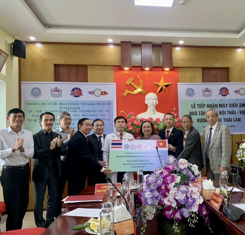 Les eprésentants de l'Association d'amitié Vietnam - Thaïlande, de l'Association d'amitié Thaïlande - Vietnam et de l'Ambassade de Thaïlande au Vietnam remettent un appareil à d'échographie au Centre de Santé du district de Nam Dàn. Photo : thoidai.com.vn